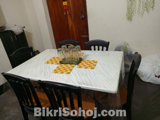 ছয় চেয়ারের ডাইনিং টেবিল